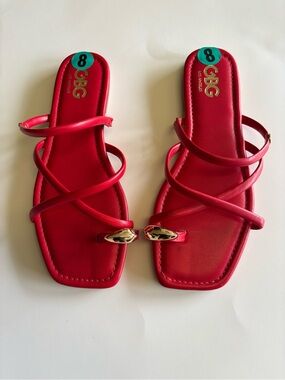 NWT-GBG Los Angeles Red Strappy Toe-Ring Flat Sandals with Gold Accent